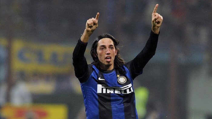 MILAN, ITALY - FEBRUARY 24:  Ezequiel Schelotto of FC Inter Milan celebrates scoring the first goal during the Serie A match FC Internazionale Milano and AC Milan at San Siro Stadium on February 24, 2013 in Milan, Italy.  (Photo by Claudio Villa/Getty Images)