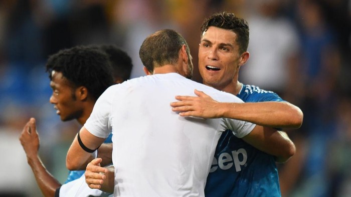 PARMA, ITALY - AUGUST 24:  Giorgio Chiellini of Juventus celebrates the victory with  Cristiano Ronaldo of Juventus during the Serie A match between Parma Calcio and Juventus at Stadio Ennio Tardini on August 24, 2019 in Parma, Italy.  (Photo by Alessandro Sabattini/Getty Images)