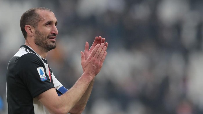 TURIN, ITALY - FEBRUARY 16:  Giorgio Chiellini of Juventus greets the fans at the end of the Serie A match between Juventus and Brescia Calcio at Allianz Stadium on February 16, 2020 in Turin, Italy.  (Photo by Emilio Andreoli/Getty Images)