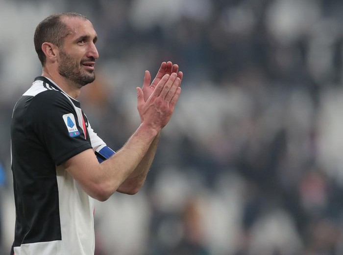 TURIN, ITALY - FEBRUARY 16:  Giorgio Chiellini of Juventus greets the fans at the end of the Serie A match between Juventus and Brescia Calcio at Allianz Stadium on February 16, 2020 in Turin, Italy.  (Photo by Emilio Andreoli/Getty Images)