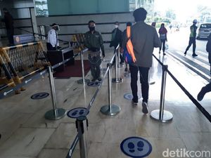 Perhatian! Naik Eskalator di Mal Harus Jaga Jarak Juga