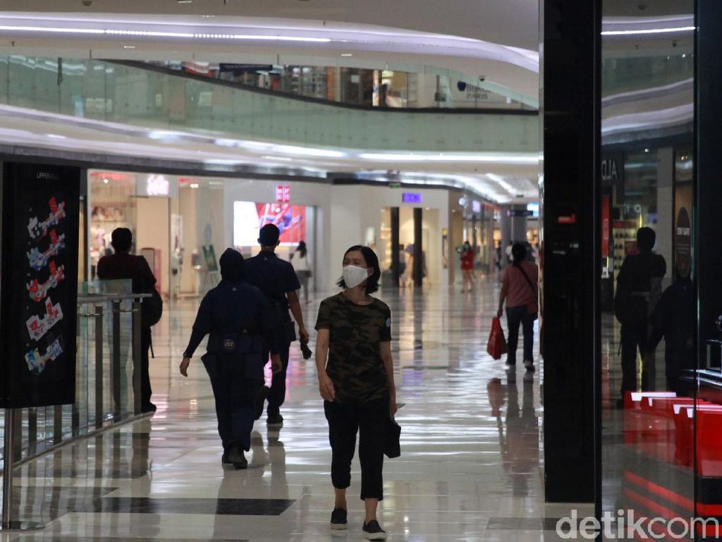 Jalan-jalan di Mal Sudah Boleh Copot Masker? Biar Aman, Begini Anjuran Dokter Jalan-jalan di Mal Sudah Boleh Copot Masker? Biar Aman, Begini Anjuran Dokter