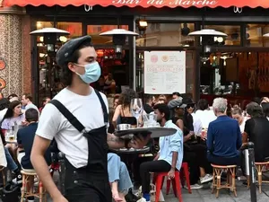 Restoran dan Kafe di Paris Dibuka Kembali Usai Lockdown 3 Bulan Restoran dan Kafe di Paris Dibuka Kembali Usai Lockdown 3 Bulan