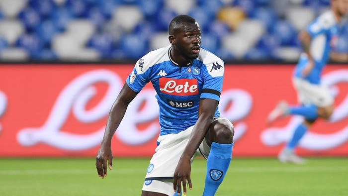 NAPLES, ITALY - JUNE 13: Kalidou Koulibaly of SSC Napoli stands disappointed during the Coppa Italia Semi-Final Second Leg match between SSC Napoli and FC Internazionale at Stadio San Paolo on June 13, 2020 in Naples, Italy. (Photo by Francesco Pecoraro/Getty Images)