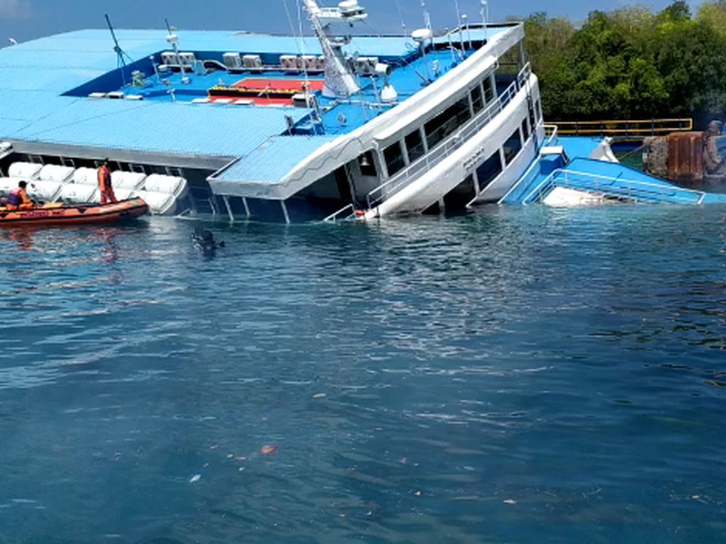 Kapal Feri Kandas di Padang Bai Belum Bisa Dievakuasi, Ini Langkah Tim SAR