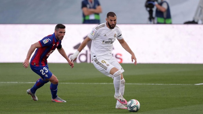 MADRID, SPAIN - JUNE 14: Anaitz Arbilla of Eibar battles for possession with Karim Benzema of Real Madrid  during the Liga match between Real Madrid CF and SD Eibar SAD at Estadio Alfredo Di Stefano on June 14, 2020 in Madrid, Spain. (Photo by Gonzalo Arroyo Moreno/Getty Images)