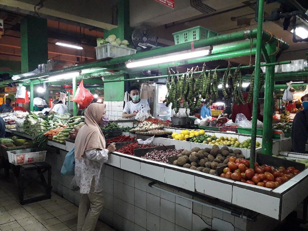 Masih Ada Kios di Pasar Jatinegara Tak Patuhi Aturan Ganjil Genap Masih Ada Kios di Pasar Jatinegara Tak Patuhi Aturan Ganjil Genap