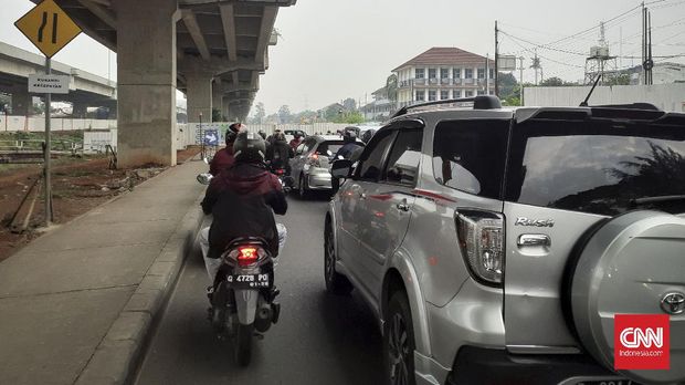 lalin jalan jakarta Beberapa ruas jalan di DKI Jakarta dipadati oleh kendaraan jelang masuk kerja shift dua pada Surat Edaran Gugus Tugas Covid-19 Nasional Nomor 8 tahun 2020.