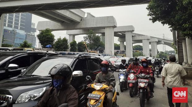 lalin jalan jakarta Beberapa ruas jalan di DKI Jakarta dipadati oleh kendaraan jelang masuk kerja shift dua pada Surat Edaran Gugus Tugas Covid-19 Nasional Nomor 8 tahun 2020.