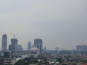 Biru Jadi Abu di Langit Ibu Kota Disebut Bukan Gegara Polusi Udara