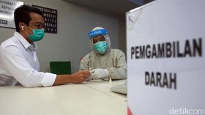 Mal Kembali Dibuka, Pegawai di Pusat Perbelanjaan Jalani Rapid Test