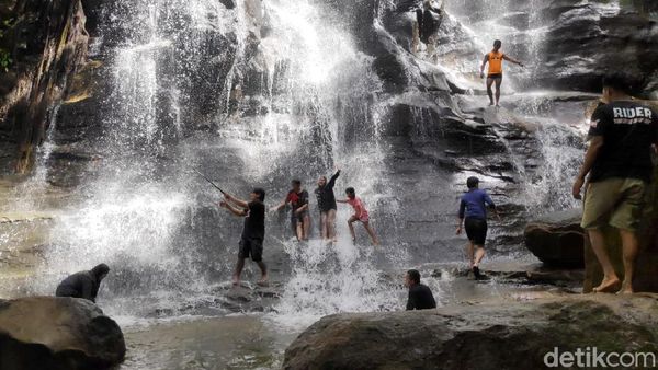 Melihat Air Terjun Kona yang Menggoda di Polman
