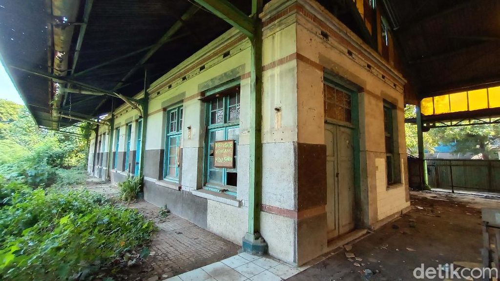 Menengok Sisa-sisa Kejayaan Stasiun Kudus Menengok Sisa-sisa Kejayaan Stasiun Kudus