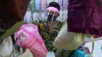 Potret Pasar Tanah Abang Terapkan Ganjil-Genap