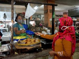 Nampan dan Tirai Plastik untuk Hindari Kontak Langsung di Pasar Surabaya