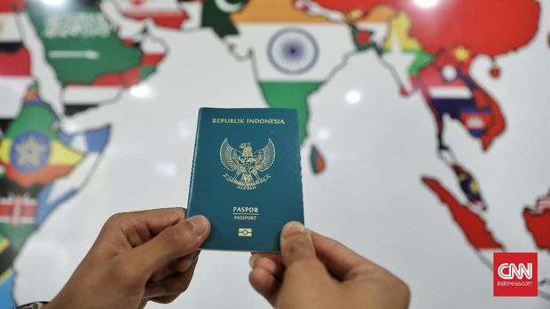 Pelayanan Imigrasi dibuka kembali Petugas imigrasi membuka pelayanan pembuatan paspor di Kantor Imigrasi Kelas II Non TPI Bekasi, 15 Juni 2020. Selain pembuatan paspor baru, pelayanan penggantian paspor karena hilang dan rusak juga bisa dilakukan. Layanan lainnya yaitu alih status keimigrasian.(CNN Indonesia/ Safir Makki)