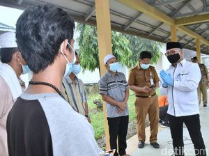 Kisah Haru Pasien Sembuh dari Corona Saat Tinggalkan Lokasi Karantina