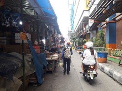 Ramai PKL di Pintu Masuk Pasar Jatinegara Hiraukan Sistem Ganjil Genap