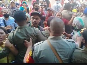 Demo Tolak Relokasi Ricuh, PKL Pasar Mardika dan Satpol PP Saling Dorong