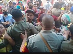Demo Tolak Relokasi Ricuh, PKL Pasar Mardika dan Satpol PP Saling Dorong