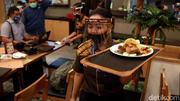 Pramusaji Restoran Wajib Pakai Masker di Era New Normal
