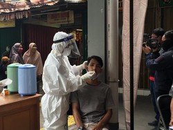 Pedagang Pasar Warga Jati Baru Enggan Ikuti Tes Corona, Lurah Jemput Bola