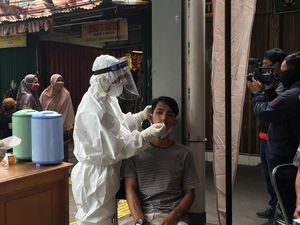 Pedagang Pasar Warga Jati Baru Enggan Ikuti Tes Corona, Lurah Jemput Bola Pedagang Pasar Warga Jati Baru Enggan Ikuti Tes Corona, Lurah Jemput Bola