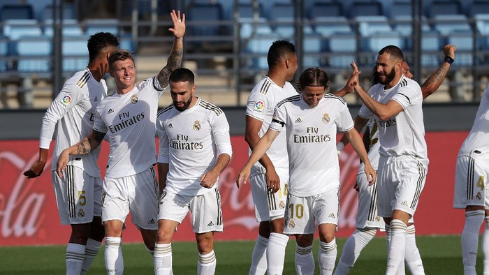 MADRID, SPAIN - JUNE 14: Toni Kroos of Real Madrid celebrates with his team after scoring his teams first goal during the Liga match between Real Madrid CF and SD Eibar SAD at Estadio Alfredo Di Stefano on June 14, 2020 in Madrid, Spain. (Photo by Gonzalo Arroyo Moreno/Getty Images)