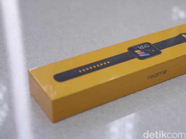 Unboxing Realme Watch, Sang Penantang Apple Watch Harga Terjangkau