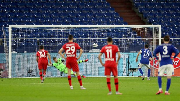GELSENKIRCHEN, GERMANY - JUNE 14: Daniel Caligiuri #18 of Schalke scores the opening goal by penalty kick during the Bundesliga match between FC Schalke 04 and Bayer 04 Leverkusen at Veltins-Arena on June 14, 2020 in Gelsenkirchen, Germany. (Photo by Lars Baron/Getty Images)