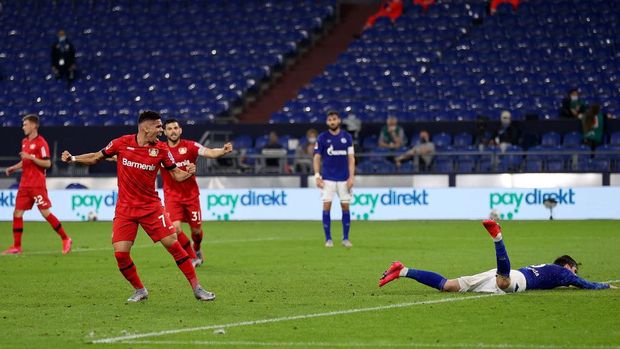 GELSENKIRCHEN, GERMANY - JUNE 14: Paulinho #7 of Leverkusen celebrates after he scores the equalizing goal during the Bundesliga match between FC Schalke 04 and Bayer 04 Leverkusen at Veltins-Arena on June 14, 2020 in Gelsenkirchen, Germany. (Photo by Lars Baron/Getty Images)