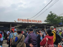 Kondisi Stasiun Bekasi Pagi Ini, Petugas Batasi Penumpang 250 Orang