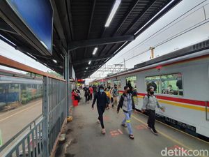 Suara Pengguna KRL di Bekasi soal SE Jam Kerja 2 Gelombang Suara Pengguna KRL di Bekasi soal SE Jam Kerja 2 Gelombang