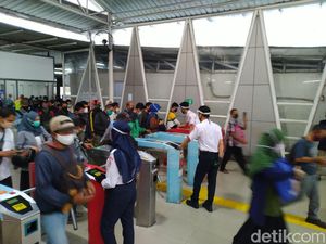 Pemerintah Buat SE 2 Shift Kerja, Ini Kata Pengguna KRL Stasiun Bogor Pemerintah Buat SE 2 Shift Kerja, Ini Kata Pengguna KRL Stasiun Bogor