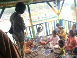 Saat Anak-anak Pesisir Pasuruan Riang Gembira Belajar di Taman Baca