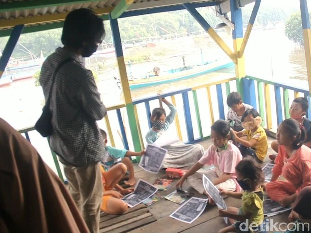 Saat Anak-anak Pesisir Pasuruan Riang Gembira Belajar di Taman Baca Saat Anak-anak Pesisir Pasuruan Riang Gembira Belajar di Taman Baca