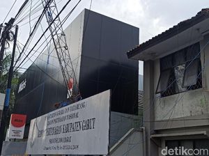 Insiden Tower Roboh di Kantor Pertanahan Garut, 1 Orang Tewas Insiden Tower Roboh di Kantor Pertanahan Garut, 1 Orang Tewas