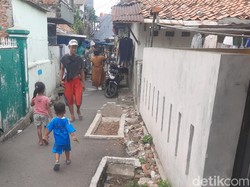 Viral! Ada Kuburan di Jalanan Gang Permukiman Padat di Jaktim
