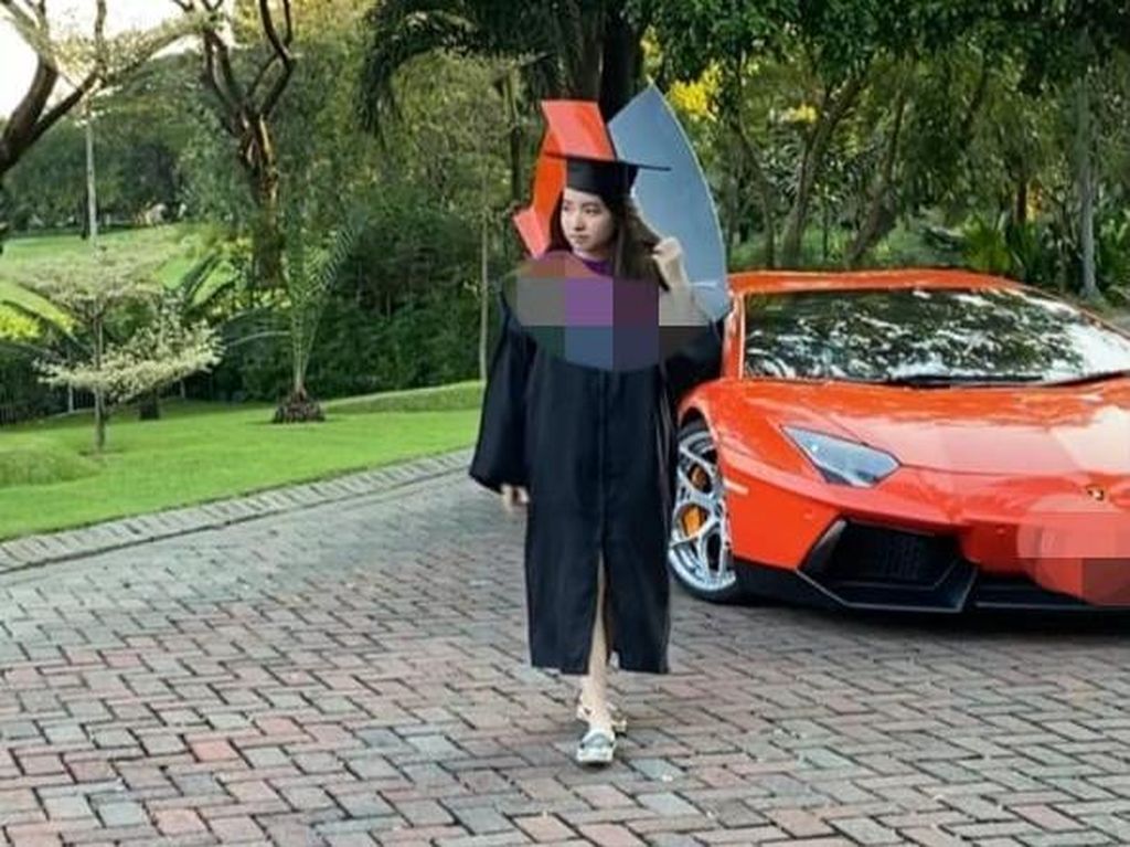 Begini Gaya Crazy Rich Surabaya Rayakan Wisuda Lulusan SMA Begini Gaya Crazy Rich Surabaya Rayakan Wisuda Lulusan SMA