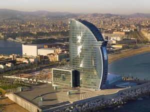 Gara-gara COVID-19, Traveler Tertahan di Hotel Mewah Seorang Diri