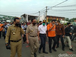 Tinjau Stasiun Bogor, Bima Arya-Anies Cek Antrean Penumpang