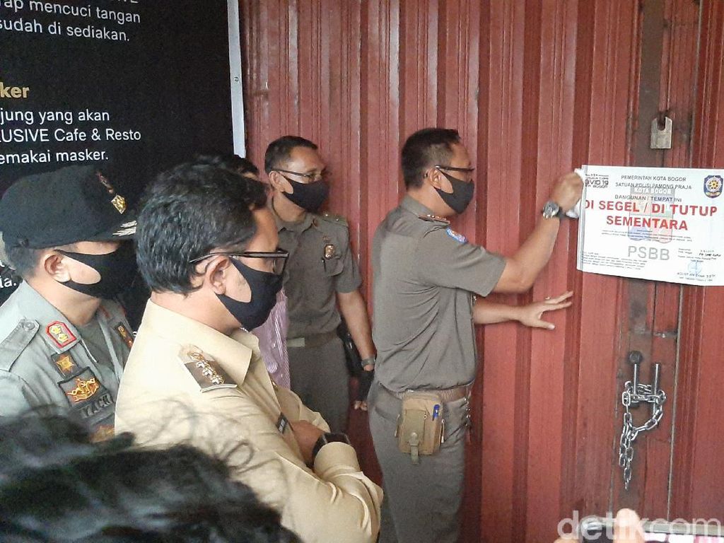 Video Tempat Karaoke di Bogor Disegel karena Nekat Buka Saat PSBB Video Tempat Karaoke di Bogor Disegel karena Nekat Buka Saat PSBB