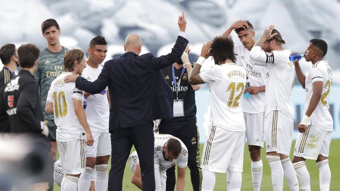 Zinedine Zidane Real Madrids head coach Zinedine Zidane, centre, directs his players as they stop to drink during the Spanish La Liga soccer match between Real Madrid and Eibar at Alfredo di Stefano stadium in Madrid, Spain, Sunday, June 14, 2020. (AP Photo/Bernat Armangue)