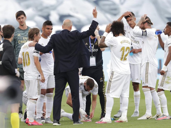 Real Madrids head coach Zinedine Zidane, centre, directs his players as they stop to drink during the Spanish La Liga soccer match between Real Madrid and Eibar at Alfredo di Stefano stadium in Madrid, Spain, Sunday, June 14, 2020. (AP Photo/Bernat Armangue)
