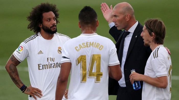 MADRID, SPAIN - JUNE 14: Zinedine Zidane, Manager of Real Madrid speaks with Casemiro of Real Madrid and Marcelo of Real Madrid  during the Liga match between Real Madrid CF and SD Eibar SAD at Estadio Alfredo Di Stefano on June 14, 2020 in Madrid, Spain. (Photo by Gonzalo Arroyo Moreno/Getty Images)