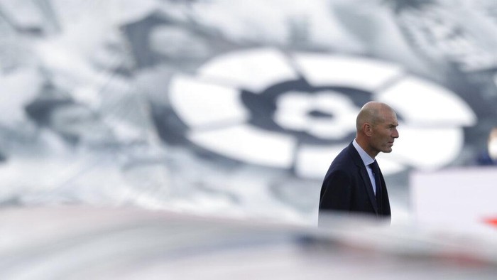 Real Madrids head coach Zinedine Zidane looks on at the start of the Spanish La Liga soccer match between Real Madrid and Eibar at Alfredo di Stefano stadium in Madrid, Spain, Sunday, June 14, 2020. (AP Photo/Bernat Armangue)
