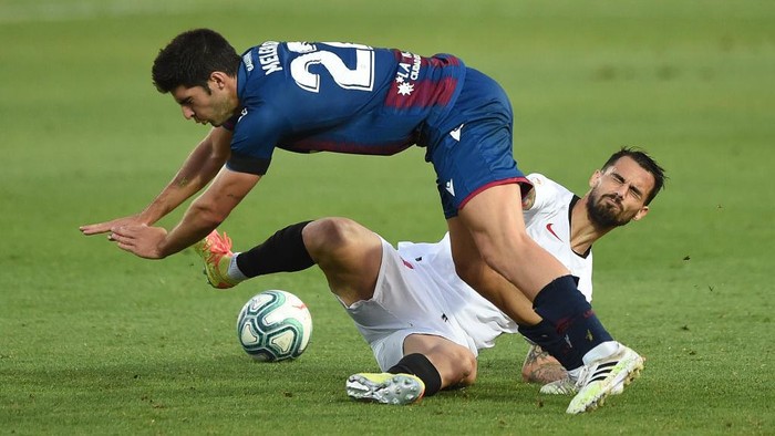 BENIDORM, SPAIN - JUNE 15: Suso of SevillaFC tackles Gonzalo Melero of Levante UD during the Liga match between Levante UD and Sevilla FC at Estadio Camilo Cano on June 15, 2020 in Benidorm, Spain. (Photo by Denis Doyle/Getty Images)