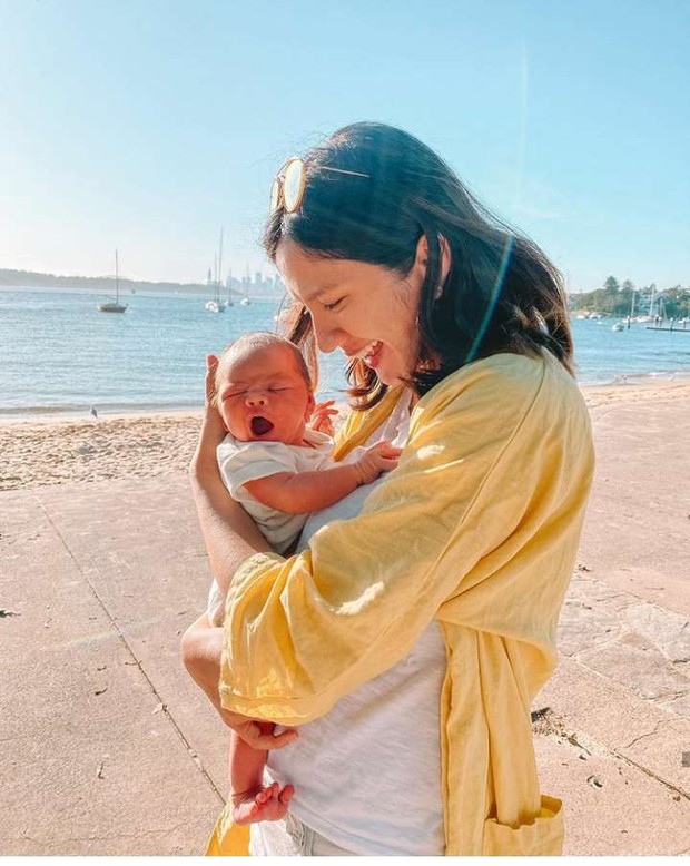 Acha Sinaga berjemur bersama bayinya/instagram.com/achasinaga Acha Sinaga