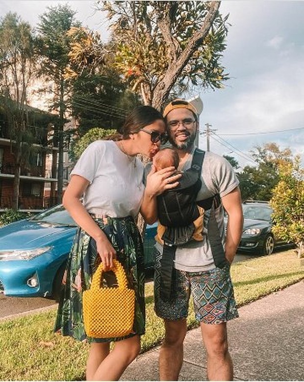 Acha Sinaga menikmati waktu bersama keluarga kecilnya/instagram.com/achasinaga Acha Sinaga jalan-jalan bersama baby Lucas