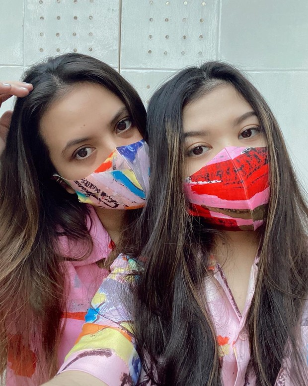 Marsha dan Michelle Aruan kompak dengan masker senada bajunya